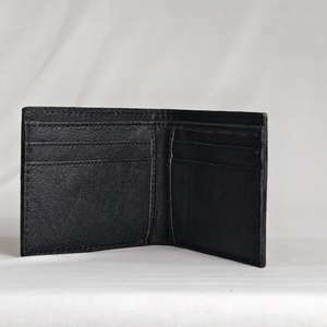 Cartera Triple A de Cuero Genuino para Hombre, Diseño Exclusivo Walla, Corta, con Grabado a Mano y Cierre Abierto - Product Image 4
