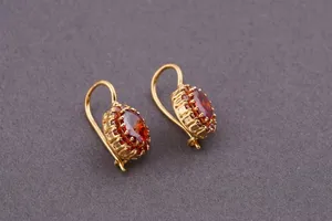 ต่างหูทรงหยดน้ำประดับพลอยโมอิสซาไนต์สีแดงรูปไข่ วินเทจ เงินแท้ 925 ชุบทอง ประดับด้วยเพชรทรงรัศมี สำหรับผู้หญิง น้ำหนัก 5.8 กรัม - Product Image 6