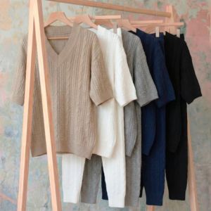 Ensemble de survêtement pour homme personnalisé, tissu côtelé, t-shirt à col en V avec pantalon de jogging, vêtements décontractés - Product Image 3