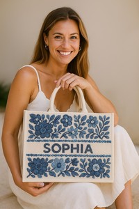 กระเป๋าผ้าแคนวาสปักลายดอกไม้สีฟ้าแบบส่วนตัว รูปทรงสี่เหลี่ยมผืนผ้า Sophia พร้อมลายปักครอสติช - Product Image 2
