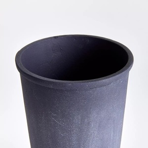Vase de table en métal noir givré, design minimaliste à large ouverture, 14H, fait main, décoration - Product Image 3