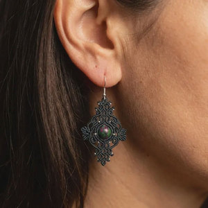 Boucles d'oreilles pendantes artisanales vintage en macramé noir avec rubis zoïsite, style bohème chic, pour soirée, avec cabochon en anyolite, bijoux en pierres précieuses, vente en gros - Product Image 5