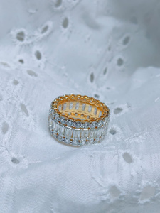 Elegante anillo de diamantes de corte redondo y esmeralda en oro amarillo de 18 quilates, un diseño de corte dual atemporal con brillo brillante y lujo refinado. - Product Image 4