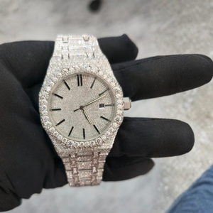 Reloj de Diamantes de Alta Demanda para Damas con Bisel de Cristal, Diseño Ligero para Usar en la Noche, Disponible al Mejor Precio - Product Image 1