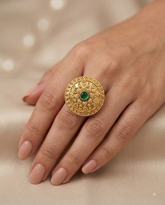 Bague ethnique florale sculptée et embossée, grande, ronde, cloutée, faite à la main, bijoux de mariée, tenue festive ethnique traditionnelle, vente en gros - Product Image 2