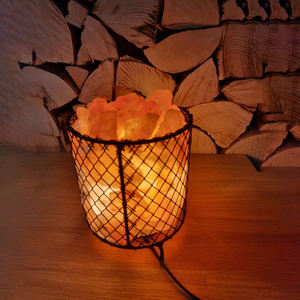 Lámpara de sal rosa del Himalaya con jaula de metal de hierro, luz nocturna de sal natural, decoración para el hogar, regalo. - Product Image 2