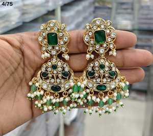 ต่างหูระย้าแบบ Kundan Chandbali ประณีตประณับมุกและพู่ห้อย งานแฮนด์เมด เหมาะสำหรับงานแต่งงานและงานปาร์ตี้ คอลเลคชั่นเครื่องประดับ - Product Image 3