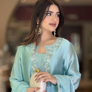 ชุดเสื้อผ้าไหมซาตินแบบดั้งเดิมสำหรับงานปาร์ตี้ ดีไซน์เนอร์ออกแบบ พร้อมกางเกงฟาร์ชีปาลาซโซ่และผ้าคลุมไหล่ ประดับด้วยงานปักมุกและหมุดตกแต่ง แขนเสื้อทรงบาน ความยาวระดับเข่า - Product Image 1