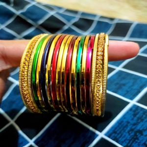 Ensemble de bracelets dorés ornés de cristaux pour femmes - Product Image 1