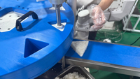 Ligne de production automatique commerciale d'Onigiri, machine à former et à emballer des boulettes de riz pour les usines de sushi et les cuisines centralisées