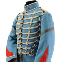 Veste pour homme de style militaire bleue à imprimé, accents rouges, col montant, manches longues, détails brodés, coupe classique, été, toutes saisons