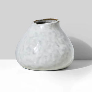 Jarrón Decorativo de Cerámica Artística con Esmalte Blanco Nube, Silueta Curva Orgánica para un Estilo Moderno y Minimalista en el Hogar - Product Image 1