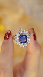 Bague de cocktail pour femme en argent 925 avec saphir bleu taille coussin, diamants, motif floral, sertissage à griffes, style romantique - Product Image 3