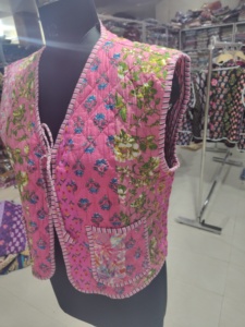 Gilet matelassé rose à fleurs pour femme, col en V, avec poches plaquées à lacets, sans manches, en coton tissé, idéal pour le printemps – CADEAU POUR ELLE - Product Image 3