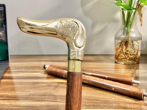 Bâtons de marche rustiques modernes en bois naturel écologique avec poignée en laiton poli, idéaux pour les cadeaux - Product Image 2