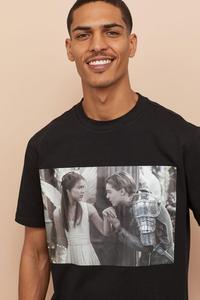 Camiseta Negra de Manga Corta para Hombre con Estampado Fotográfico, Cuello Redondo, Corte Regular, Informal, de Algodón - Product Image 2