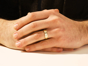 Anillo de boda para hombre con diamantes cultivados en laboratorio en oro amarillo - Product Image 4