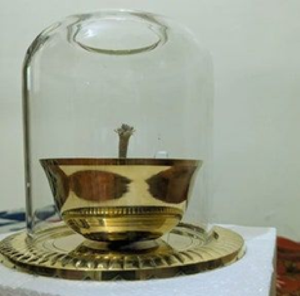 Par de soportes para lámparas de aceite Akhand Joyti, con cubierta de latón antiguo, para el hogar, templos y rituales sagrados, disponibles a precios de mayorista. - Product Image 2