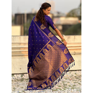 Sari Tradicional Violeta con Bordado Zari, Seda Suave, Ropa India y Pakistaní - Product Image 1