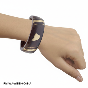 Bracelet artisanal en bois foncé avec incrustation en laiton, motif cœur bohème, bracelet statement pour femmes - Product Image 4