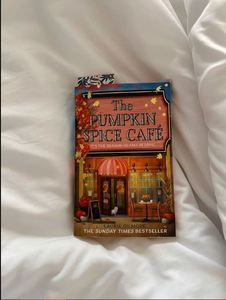 Le livre broché « The Pumpkin Spice Cafe » de Laurie Gilmore. C'est la saison pour tomber amoureux. Une histoire d'amour de petite ville, pleine de bonheur. - Product Image 1