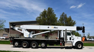 Grue de camion montée sur camion Peterbilt 365 de 2018, modèle AC45-127S, capacité de levage maximale de 90 000 lb. - Product Image 3