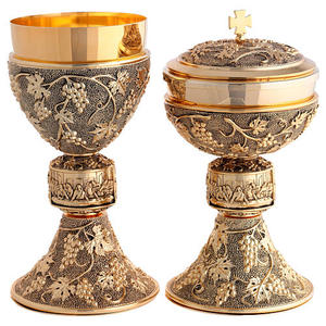Cáliz y Ciborio Hechos a Mano en Latón Dorado con Diseño de Vidrio Grabado, Juego Religioso Clásico para Uso en Iglesias, Ideal como Regalo - Product Image 1