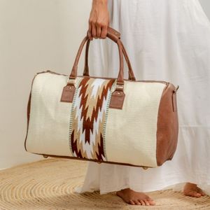 Sac de voyage en cuir véritable le plus vendu, design prêt à l'emploi avec intérieur spacieux, fermetures éclair robustes et sangle réglable - Product Image 1
