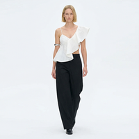 Nouvelle Collection – Top Camisole Femme Sexy Blanc à Bretelles Fines, Volants et Ourlet Peplum Asymétrique Tissé – Idéal Été – Vente en Gros Personnalisée