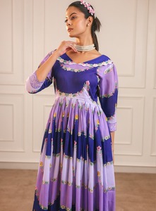 ชุดเดรสสไตล์ตะวันตกทรงหลวม ยาวปานกลาง คอวี ผ้ามัสลินพิมพ์ลายดอกไม้ ล้างทำความสะอาดได้ แฟชั่นน่ารักลำลองสำหรับฤดูร้อนปี 2026 รุ่น AARYA สำหรับผู้หญิง - Product Image 4