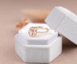 Anillo con inicial J, anillo de compromiso de oro amarillo de 18 quilates, anillos de oro macizo, anillo apilable con diamantes, joyería personalizada con diamantes cultivados en laboratorio - Product Image 3