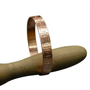 Bracelet manchette ouverte en cuivre pur, motif clé grecque gravé, motif géométrique meander sculpté, cuivre massif - Product Image 4