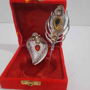 กล่องซินดูร์สีเงินและแท่งติลักในชุดของขวัญสำหรับเทศกาลดีวาลี - Product Image 1