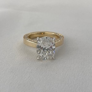 Anillo de compromiso de oro amarillo de 10K/14K/18K con moissanita de corte cojín, halo oculto de lujo y pavé, regalo de aniversario de bodas - Product Image 5