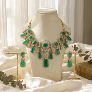 Ensemble de collier Kundan Polki vert de luxe avec boucles d'oreilles assorties, plaqué or, bijoux de mariage indiens traditionnels pour femmes - Product Image 1
