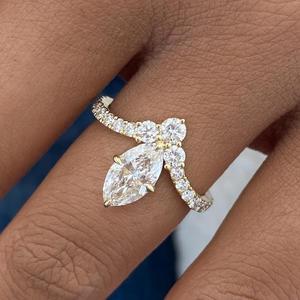 Anillo de Compromiso con Diamantes de Corte Marquesa y Redondo en Oro Amarillo Sólido, Anillo de Promesa con Diamantes Cultivados en Laboratorio, Anillo con Halo Floral para Mujer - Product Image 1