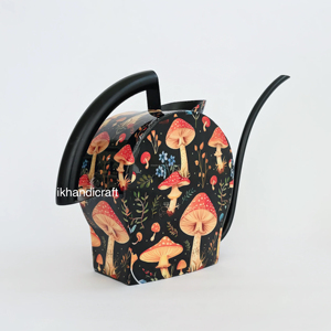 Regadera de interior Stilla de 1.5L con diseño de hongos, herramienta de jardinería de metal con acabado duradero pintado con esmalte, mango arqueado, fabricación OEM. - Product Image 3