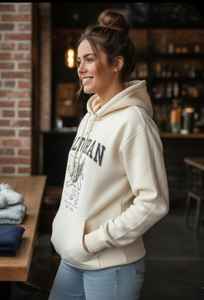 Sudadera con Capucha Elite Valtoran Heritage Griffin – Felpa Gruesa Crema Premium, Diseño Detallado de Arte Lineal Mitológico y Tipografía Arqueada - Product Image 4