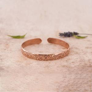 Pulsera de Cobre Floral, Cobre Puro, Estilo Boho Chic, Hecha a Mano |   Joyería de sanación natural, elaborada en India por N.S Overseas - Product Image 1