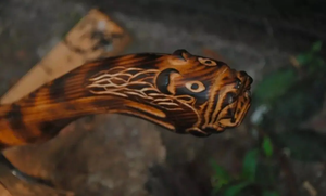 Hache viking artisanale avec manche en bois de frêne gravé et fourreau en cuir avec gravure sur la tête - Product Image 2