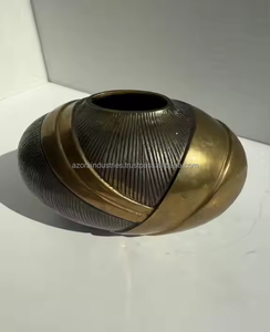 Grand pot de fleur de mariage de luxe antique en laiton coulé doré Grand support de vase de sol Vase de table élégant Design par les industries Azora - Product Image 1