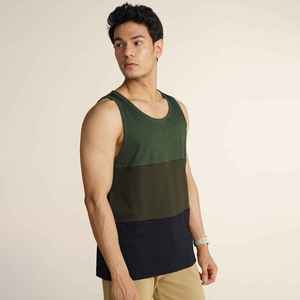 เสื้อกล้ามผู้ชายสีพื้นขายส่ง รับสกรีนโลโก้และลวดลาย เสื้อผ้าออกกำลังกายลำลอง ระบายอากาศได้ดี ผลิตจากโพลีเอสเตอร์/คอตตอน - Product Image 2