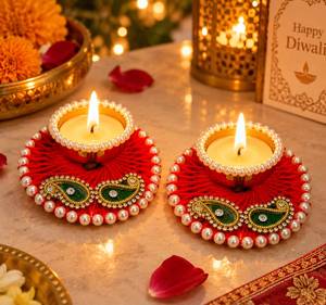 Support de Diya en fil de laine rouge, motif Paisley Kundan vert, avec perles, coupelle métallique, porte-bougies en verre, lanternes et pot à bougies votives - Product Image 1