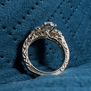 Bague à trois pierres en diamants ovales et ronds de 2,04 carats, bague de fiançailles en or jaune 10 carats, alliance de bijoux fins au design unique en filigrane - Product Image 2