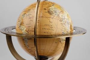 Globe terrestre rotatif en métal design avec marquages géographiques détaillés et base stable robuste pour la maison ou le bureau - Product Image 5