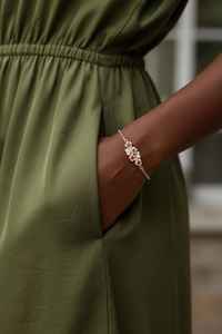 สร้อยข้อมือรูปดอกไม้สีชมพูประดับทับทิม ออกแบบมาเพื่อความสง่างามอันละเอียดอ่อน แสงสีชมพูอ่อนละมุน สวยงามเหนือกาลเวลา เครื่องประดับสำหรับผู้หญิง ชุบทอง - Product Image 3