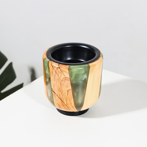 Brûleur d'encens en bois et résine verte avec insert en métal, mettant en valeur de superbes graines naturelles pour sublimer votre espace d'aromathérapie - Product Image 6