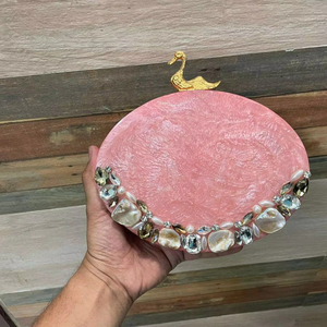 งานฝีมือเรซิ่นสีขาวคุณภาพส่งออก: กระเป๋าคลัทช์เรซิ่นดีไซน์หรูหราสำหรับตลาดโลก - Product Image 1