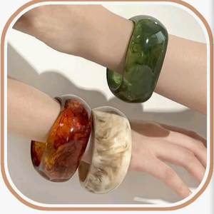 Bracelets en résine faits main de luxe avec motifs créatifs, finition brillante et look de bijoux modernes et tendance - Product Image 1