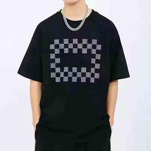 เสื้อยืดผู้ชายผ้าแคนวาสโพลีเอสเตอร์คอตตอนคุณภาพสูง ทรงปกติ คอกลม หรูหรา หนา พิมพ์ลายโลโก้ตามสั่ง ประดับเพชรเทียม สำหรับใส่ในฤดูร้อน - Product Image 3